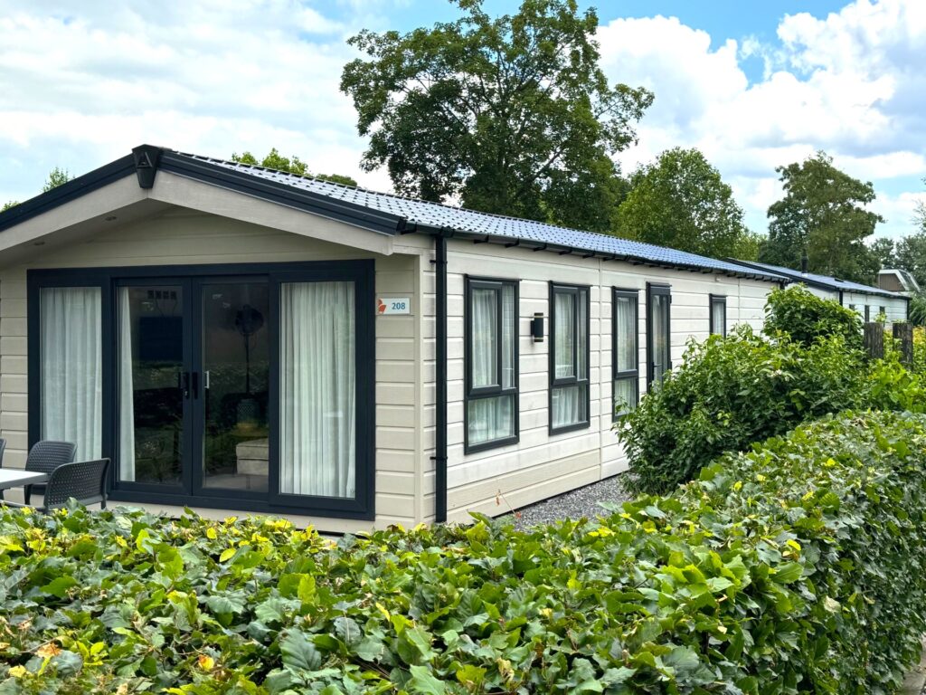 vakantiehuis chalet EuroParcs Zuiderzee vakantiehuis Zuiderzee Type Chalet 4 persoons chalet 4 personen vakantiehuis kavel 208 recreatiewoning vakantiehuis te koop huisje in Flevoland bungalowpark Zuiderzee recreatiepark vakantiewoning EuroParcs vakantiehuis Nederland vakantiehuis kopen vakantiebungalow familievakantiehuis vrijstaand chalet luxe vakantiehuis weekendhuis Zuiderzee recreatiebungalow watersport vakantie rustig gelegen huisje vakantiehuis met tuin parkhuisje recreatievakantie weekendje weg vakantie in Nederland vakantiehuis dichtbij water kindvriendelijk vakantiehuis huisje huren Zuiderzee 4 personen bungalow