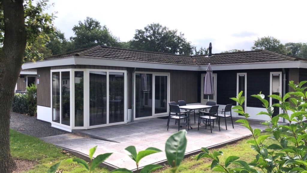 vakantiebungalow familievakantiehuis vrijstaand huisje luxe vakantiehuis weekendhuis Limburg recreatiebungalow bosrijke omgeving rustig gelegen huisje vakantiehuis met tuin parkhuisje recreatievakantie weekendje weg vakantie in Nederland vakantiehuis dichtbij natuur kindvriendelijk vakantiehuis huisje huren Limburg 4 personen bungalow