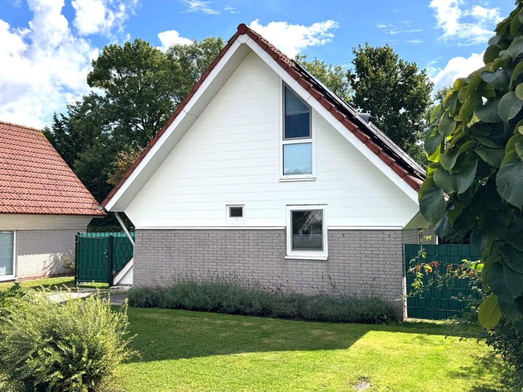 bungalow vakantiehuis recreatiewoning vakantiewoning 5 persoons bungalow type Herkingen West kavel 24 Bungalowpark Herkingen tuin terras vrijstaand perceel moderne bungalow oprit gevel buitenkant woonkamer zithoek keuken eettafel badkamer douche slaapkamer tweepersoonsbed kinderkamer Grevelingenmeer Zeeland Zuid-Holland Herkingen natuur rust water strand fietsen wandelen vakantie ontspanning familie luxe comfort ruimte zon genieten modern gezellig