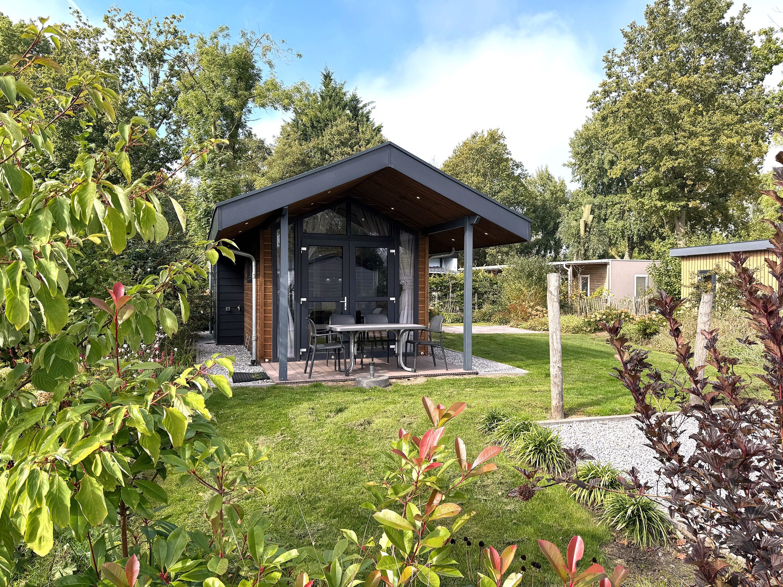 Type Tiny Lodge 4p Kavel 742 EuroParcs Zuiderzee vakantiehuis tiny lodge voorzijde huis achterzijde huis achtertuin terras tuinmeubilair loungehoek tuinset overkapping groen bomen grasveld struiken bloemen tuinpad waterpartij vijver fontein park wandelpad fietspad speeltuin glijbaan schommel zandbak voetbalveld basketbalveld rust stilte natuur omgeving voorzieningen attracties bos meer rivier beek picknickplaats gezellig ontspanning ontdekking natuurlijk wildlife vogels konijnen eekhoorns flora fauna groene omgeving recreatie wandelen fietsen paardrijden wandelroutes fietsroutes uitzicht zonnig schaduw buitenruimte buitenleven buitenactiviteiten gezinsvriendelijk familievriendelijk kindvriendelijk activiteit speelveld sportveld waterloop natuurschoon rustige omgeving parkeren ingang pad bruggetje bordjes natuurgebied bosrijke omgeving gezellig dorp nabijheid winkels nabijheid restaurants lokale attracties themapark nabij museum nabij cultureel historisch ontspanningsplek zitbank schaduwplek boomrijke omgeving bloemenperk grasveld open activiteiten recreatiegebied evenementen festivals seizoensgebonden natuur herfstbladeren lente bloemen zomerzon winterlandschap strandnabijheid wateractiviteiten jachthaven nabij visplek duinen panorama horizonzicht Biddinghuizen Flevoland Walibi
