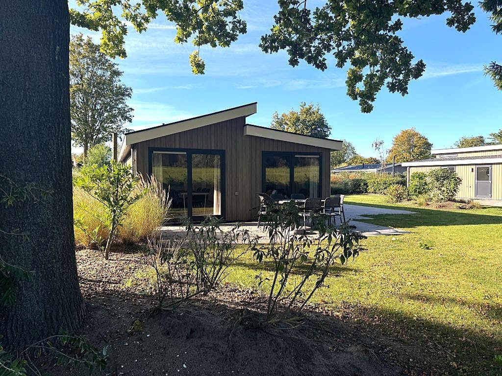 vakantiehuis vakantieverblijf recreatiewoning Type Hackfort Hackfort 6p Hackfort 6 personen 6-persoons vakantiehuis vrijstaande woning luxe vakantiewoning moderne vakantiewoning EuroParcs woning EuroParcs Hackfort kavel 604 kavelnummer 604 EuroParcs Zuiderzee Zuiderzee park huisje aan het water vakantiehuis aan meer accommodatie 6 personen woonkamer zitgedeelte zithoek eethoek open keuken moderne keuken volledig uitgeruste keuken slaapkamer ouder slaapkamer tweepersoonsbed eenpersoonsbed boxspring badkamer inloopdouche apart toilet groot raam veel lichtinval gezellige inrichting stijlvol interieur luxe afwerking terras terras met tuinset tuin buitenruimte buiten zitten tuinmeubilair zonnig terras overdekt terras natuur groene omgeving eigen parkeerplaats oprit tuin aan het water steiger meerzicht EuroParcs EuroParcs Zuiderzee vakantiepark parkfaciliteiten recreatiepark waterpark IJsselmeer omgeving Biddinghuizen natuurgebied familiepark kindvriendelijk park watersport fietsen wandelen strand zwemmen jachthaven speeltuin restaurant op park hackfort-6p vakantiehuis-europarcs europarcs-zuiderzee-hackfort kavel-604-hackfort vakantiehuis-biddinghuizen luxe-vakantiehuis-nederland vakantiehuis-aan-het-water hackfort-bungalow familie-accommodatie overnachting-europarcs