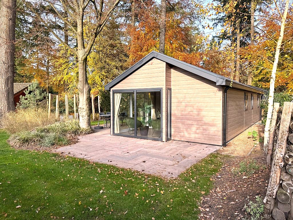 vakantiehuis vakantiewoning recreatiewoning chalet lodge bungalow 4-persoons natuurhuisje bosrijk modern duurzaam comfortabel luxe design sfeervol vrijstaand houten woning veranda terras tuin buitenruimte Velthorst Velthorst-model Velthorst 4p 4-persoons Velthorst compact chalet familiewoning gelijkvloers twee slaapkamers open keuken lichte woonkamer EuroParcs EuroParcs resort Utrechtse Heuvelrug natuurgebied bos vakantiepark recreatiepark heuvelrug groene omgeving rustige ligging kavel 150 perceel 150 kavelnummer hoekperceel zonnige kavel open keuken badkamer douche eettafel zithoek bank keukenblok tuinmeubilair parkeerruimte Maarn