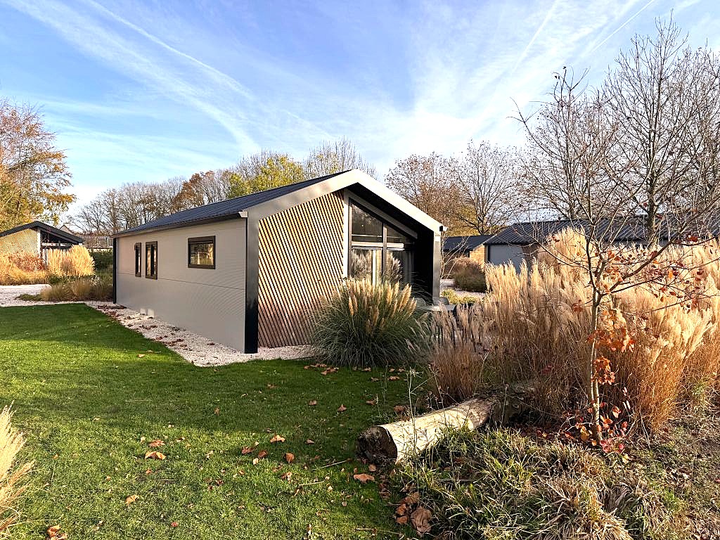 vakantiehuis vakantiewoning recreatiewoning chalet lodge bungalow 4-persoons natuurhuisje bosrijk modern comfortabel luxe design sfeervol vrijstaand houten woning veranda terras tuin buitenruimte Berkel Berkel-model Berkel 4p 4-persoons Berkel gelijkvloers twee slaapkamers open keuken lichte woonkamer EuroParcs EuroParcs resort Kaatsheuvel vakantiepark recreatiepark natuurrijk groene omgeving rustige ligging kavel 432 perceel 432 kavelnummer zonnige kavel open keuken badkamer douche eettafel zithoek bank keukenblok tuinmeubilair parkeerruimte Kaatsheuvel Noord-Brabant