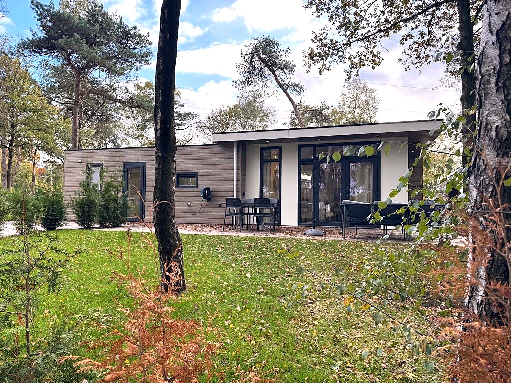 Cube Wellness 6 personen Luxe vakantiehuis Kavel 63 Bospark Het Groene Hert Vakantiehuis bos Wellness faciliteiten Sauna Jacuzzi Privé wellness Modern interieur Gezinsvriendelijk Rustige ligging Natuurvakantie Buitenactiviteiten Terras Tuin Houten bungalow Comfortabel verblijf Weekendje weg Vakantiehuis huren Recreatiepark Bosrijke omgeving Kindvriendelijk Huisdieren toegestaan BBQ Fietsverhuur Wandelen in bos Natuurhuisje Recreatie vakantie Luxe bungalow Park faciliteiten Zwembad dichtbij Sauna en wellness Weekend weg natuur Gezellige woonkamer Moderne keuken Slaapkamers 6p Badkamer luxe Buiten zitten Ontspanning vakantie Familie vakantie Vakantiehuis Nederland Recreatie bos Weekendje weg gezin Bosrijke omgeving huren Private wellness faciliteiten Luxe weekendje weg Natuur en rust Vakantiepark accommodaties Houten terras Buitenactiviteiten kinderen Natuur en ontspanning Haarle Overijssel Nationaal Park Sallandse Heuvelrug Sallandse Heuvelrug Hellendoorn