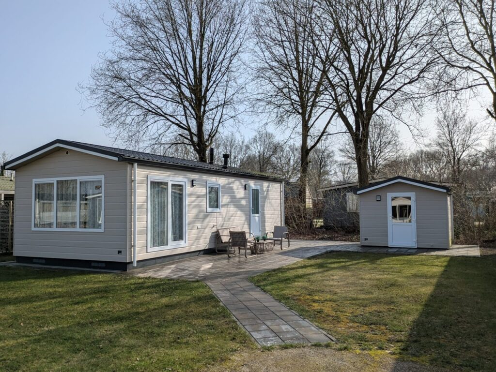 gezellig huisje moderne keuken lichte woonkamer slaapcomfort kinderbed badkamer modern buiten eten zithoek woonkamer stijlvol tuinmeubilair terrasstoelen loungehoek zonnescherm privacy tuin groene omgeving bosrijke omgeving wandelen nabij fietspaden natuur beleven dieren spotten ontspannen vakantie vakantie met kinderen weekend weg familievakantie romantisch verblijf rustige ligging ontbijt buiten zomerzon herfstvakantie wintervakantie voorjaarsuitje vakantie met vrienden huisdieren welkom barbecueplaats picknickplek speeltuin nabij parkfaciliteiten recreatie mogelijkheden buitenruimte privé uitzicht natuur groene oase vakantiehuis modern interieur stijlvol comfortabel slapen gezellige eethoek woonkamer open natuurlijke lichtinval planten interieur buitenlampen tuinverlichting ontspanning buiten rustmoment ontspanning binnen weekendje weg vakantiesfeer comfort vakantiehuis kindvriendelijk huis speelruimte kinderen buiten activiteiten recreatiepark nabij voorzieningen supermarkt dichtbij restaurant in park wandelen in park fietsen langs paden visvijver strandje nabij wateractiviteiten bootverhuur parkeren nabij huis veilig parkeren rustig park gezellig park vakantiehuis knus vakantiehuis luxe moderne badkamer familievriendelijk verblijf weekend getaway vakantie ervaring buiten leven tuin plezier
