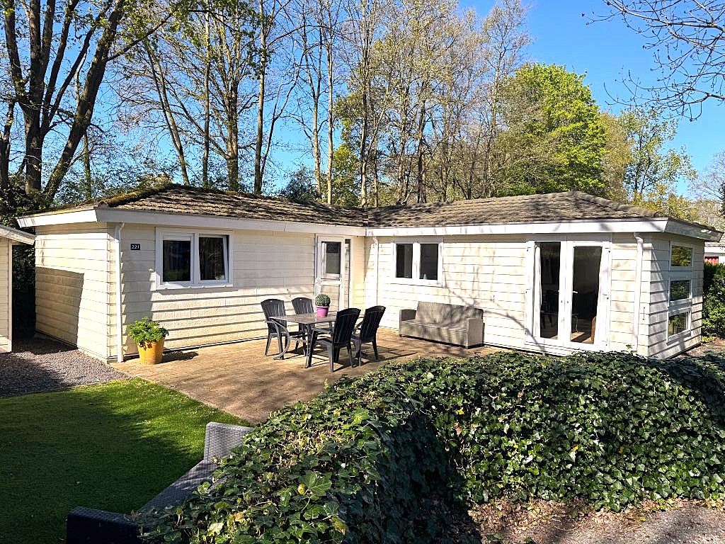 Type L’Avenir 6p L’Avenir 6 persoons vakantiehuis EuroParcs Buitenhuizen woning Kavel 221 vakantiehuis recreatiewoning 6 personen vakantiehuis met tuin bungalow EuroParcs Buitenhuizen luxe recreatiewoning Noord-Holland vakantiehuis met terras vakantiehuis met openslaande deuren lichte woonkamer vakantiehuis vakantiehuis met grote ramen vakantiehuis met open keuken moderne keuken vakantiehuis vakantiehuis met vaatwasser vakantiehuis met combimagnetron vakantiehuis met gaskookplaat vakantiehuis met 3 slaapkamers slaapkamer met boxspringbed vakantiehuis met stapelbed gezinsvakantiehuis 6 personen vakantiehuis met badkamer badkamer met douchecabine vakantiehuis met aparte toiletruimte tuin met sierbeplanting omheinde tuin vakantiehuis vakantiehuis met tuinhuis rustig gelegen vakantiehuis vakantiehuis nabij golfbaan vakantiehuis parkfaciliteiten dichtbij vakantiehuis met parkeerplaats energiezuinig vakantiehuis goed geïsoleerd vakantiehuis vakantiehuis met centrale verwarming kunststof kozijnen vakantiehuis onderhoudsarm vakantiehuis vakantiehuis midden in natuur recreatiewoning met privacy comfortabel vakantiehuis Nederland
