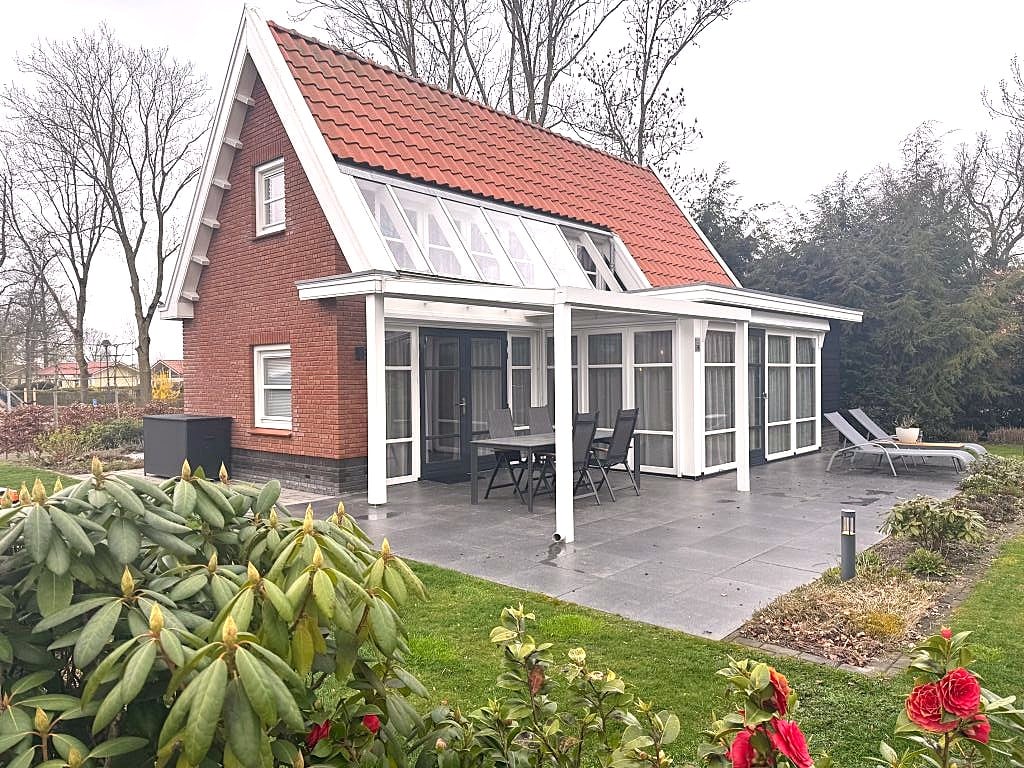 Strandvilla 6 personen EuroParcs Bad Hoophuizen Kavel Havik 38 Vakantiehuis Luxe accommodatie Familie vakantie Buitenruimte Terras Tuin Moderne inrichting Comfortabel Slaapkamers Woonkamer Keuken Badkamer Zonneterras Natuur omgeving Strand dichtbij Vakantiepark Recreatie Rustig gelegen Weekendje weg Gezinsvriendelijk Vakantiewoning huren Parkeergelegenheid Balkon Uitzicht Vakantiehuis met tuin Luxe vakantie Vrijstaand huis Vakantie in Nederland Buiten zitten Gezellig interieur Vakantie voor 6 personen Strandvakantie Moderne villa Recreatiepark Natuur & ontspanning Vakantiehuis met terras Comfortabele slaapkamers Vakantie aan het water Familiehuis Parkfaciliteiten Dichtbij voorzieningen Vakantiehuis met woonkamer Luxe badkamer Huisdieren welkom (optioneel) EuroParcs Bad Hoophuizen villa