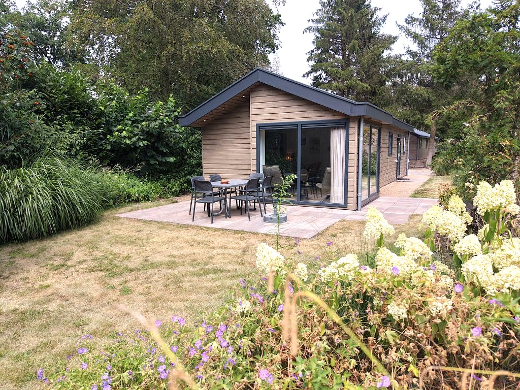 Type Velthorst 4p kavel 712 EuroParcs De Utrechtse Heuvelrug Vrijstaand vakantiehuis Velthorst Vooraanzicht van vakantiehuis Velthorst Moderne recreatiewoning op eigen grond Vakantiehuis met onderhoudsarme gevelbekleding Entree van recreatiewoning Voorzijde van het vakantiehuis Zijkant van de recreatiewoning Achterzijde van het vakantiehuis Vrijstaande recreatiewoning in het groen Rustig gelegen vakantiehuis Vakantiehuis met eigen tuin Recreatiewoning op ruim perceel Tuinhuis in dezelfde stijl als de woning Privéparkeerplaats bij het vakantiehuis Sfeervolle woonkamer Lichte woonkamer met grote raampartijen Zithoek met comfortabele bank Moderne inrichting van de woonkamer Woonkamer met uitzicht op de tuin Open leefruimte Gezellige zithoek Woonkamer met veel daglicht Eethoek grenzend aan de woonkamer Moderne open keuken Complete keuken met inbouwapparatuur Keuken met veel werkruimte Open keuken naast de eethoek Praktische keukenopstelling Keuken met moderne afwerking Compacte en complete keuken Eethoek voor vier personen Ruime eettafel Gezellige eetruimte Eethoek naast de keuken Eetkamer met veel lichtinval Hoofdslaapkamer met tweepersoons boxspring Tweepersoons slaapkamer Slaapkamer met inbouwkast Comfortabele hoofdslaapkamer Slaapkamer met veel opbergruimte Tweede slaapkamer met twee boxspringbedden Slaapkamer met twee eenpersoonsbedden Tweepersoonsslaapkamer met losse bedden Slaapkamer met wandopbergers Comfortabele tweede slaapkamer Moderne badkamer Badkamer met douche Wastafel met spiegel Nette badkamer Praktisch ingerichte badkamer Separaat toilet Modern toilet Gastentoilet Ruime tuin Verzorgde tuin met gazon Terras aan het vakantiehuis Tuin met natuurlijke uitstraling Tuin grenzend aan de natuur Buitenruimte met veel privacy Zonnig terras Sfeervolle buitenruimte Groen aangelegde tuin Tuin met tuinhuis Rustige ligging in het groen EuroParcs De Utrechtse Heuvelrug Vakantiepark De Utrechtse Heuvelrug Groene omgeving van het vakantiepark Recreëren op de Utrechtse Heuvelrug Natuurrijke omgeving Bosrijke omgeving Rustige ligging op het park Centrale ligging op EuroParcs